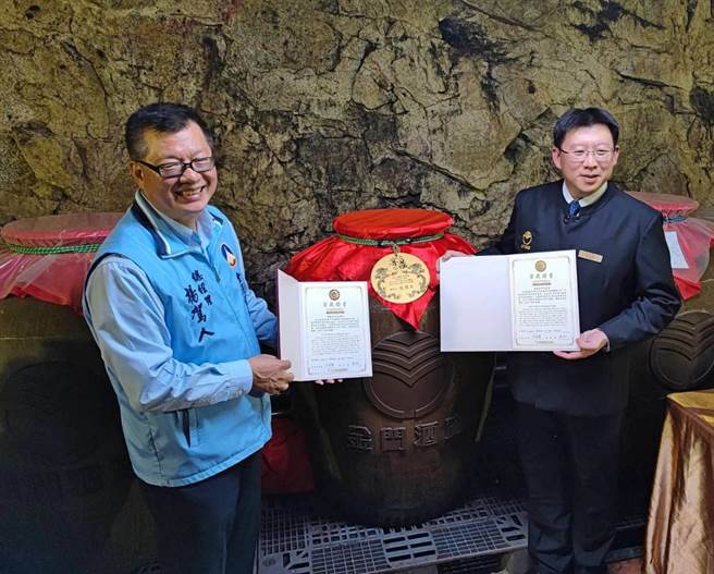 金门酒厂首度推出包罈销售，代客储放和保管于花岗石坑道，以「窖藏储酒银行」新模式登场的方案，有3年、5年、8年等三种年份酒基可供选择。（金酒提供）