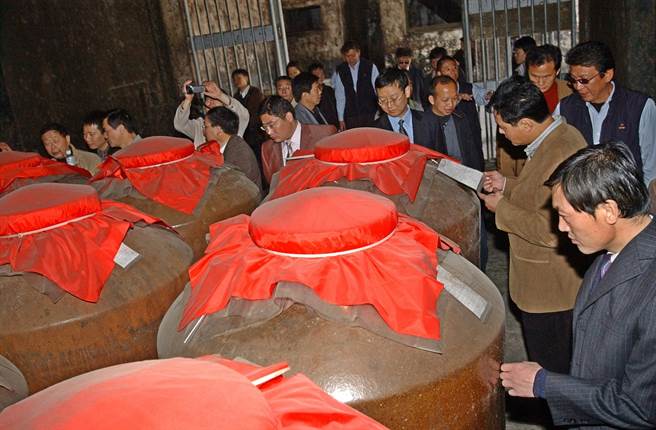 金酒窖藏陈年高粱酒飘香两岸，连大陆酒业公司都组团跨海观摩。（中时资料照片／李金生摄）