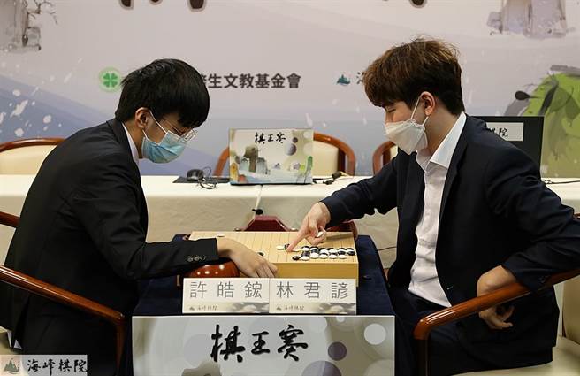 由海峰棋院举办的台湾棋王赛最终棋王战第6局，现任棋王许皓鋐背水一战中击败挑战者林君谚，双方将在下周一(29日)进行七番赛制最终120万棋王头衔与奖金。(海峰棋院提供)