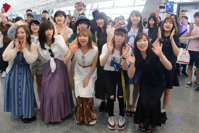 2019年日团「早安少女组。&#8217;19」11位成员9日中午搭机抵达桃园机场，受到粉丝热情接机，当晚在台北大学育乐馆举行见面会。佐藤优树为前排左二。（陈麒全摄，资料照）