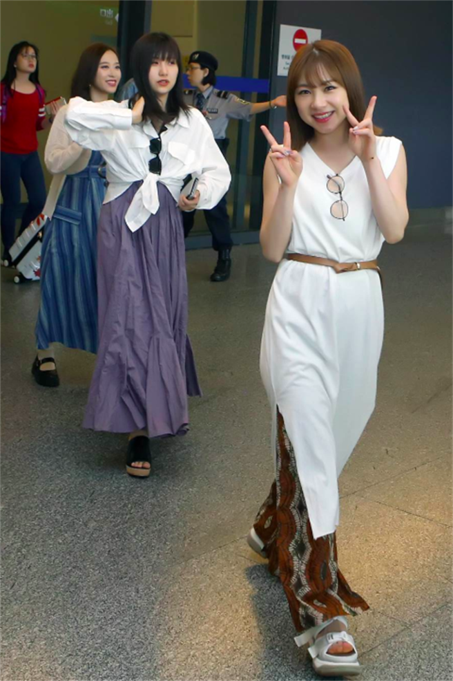 2019年日团「早安少女组。&#8217;19」11位成员9日中午搭机抵达桃园机场，受到粉丝热情接机，当晚在台北大学育乐馆举行见面会。右二为佐藤优树。（陈麒全摄 资料照）