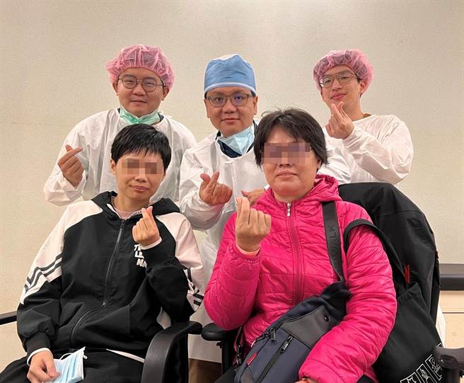 屏东县高树乡潘姓女超商店员（左前一）25日在母亲陪同下回高雄长庚医院看诊，感谢医疗团队的照护。（罗盛典提供／袁庭尧高雄传真）