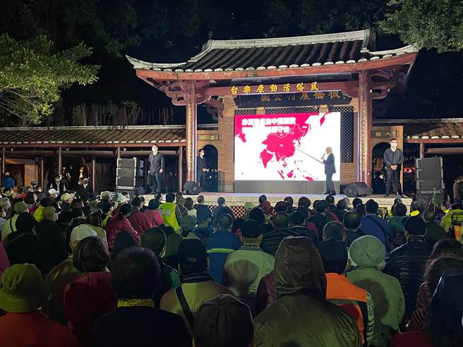 行政院长苏贞昌今（25日）晚间8时许，前往新北市板桥区农民公园参加立委张宏陆举办的公投说明会。（叶书宏摄）