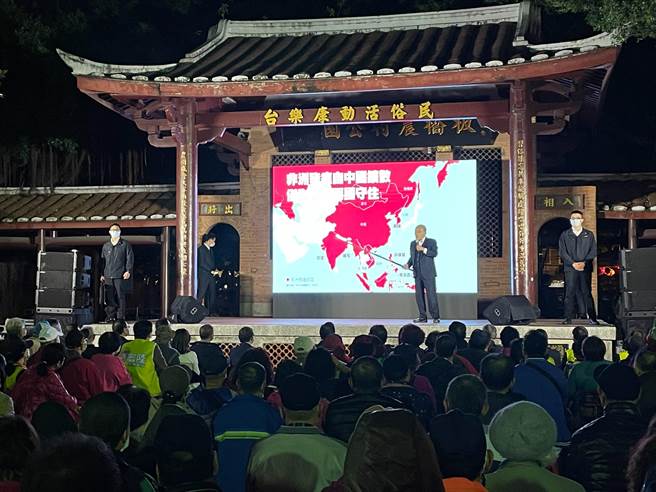 行政院长苏贞昌今（25日）晚间8时许，前往新北市板桥区农民公园参加立委张宏陆举办的公投说明会。（叶书宏摄）