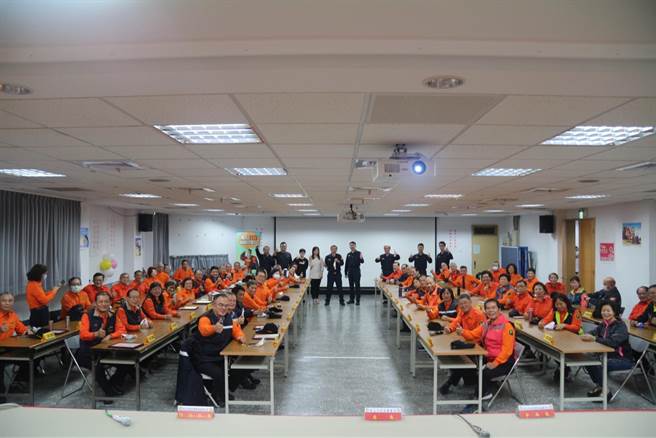 新北市板橋警分局為提昇社區巡守隊員協勤技能，特別於今（25日）辦理「110年守望相助隊任務訓練」。（板橋警分局提供）