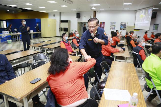 新北市海山警分局于今（25）日办理守望相助队任务训练。（海山警分局提供）