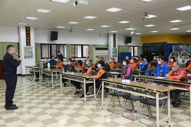 新北市海山警分局于今（25）日办理守望相助队任务训练。（海山警分局提供）