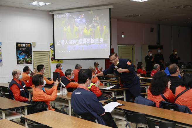 新北市海山警分局于今（25）日办理守望相助队任务训练。（海山警分局提供）