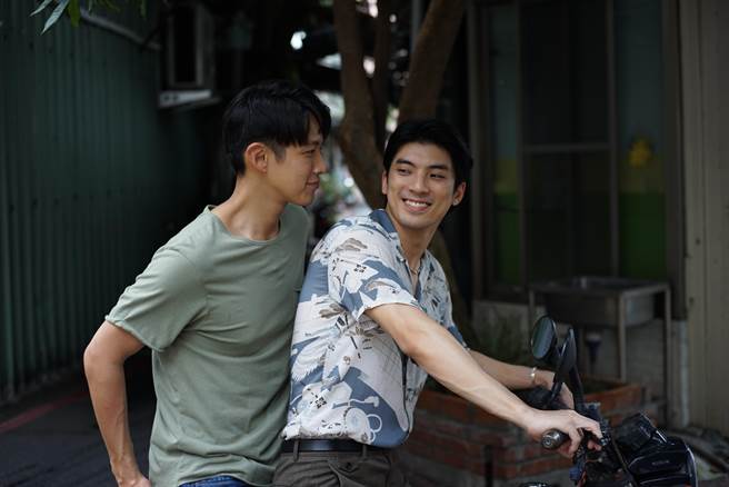 柯震東（左）與林哲熹在《金錢男孩MONEYBOYS》中飾演同性性工作者。（可樂電影提供）