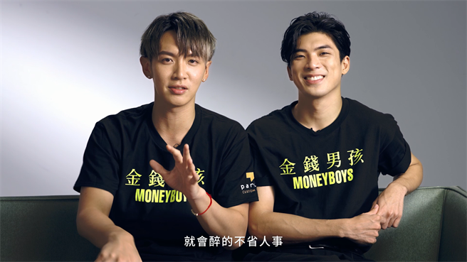 柯震東（左）與林哲熹分享自己私藏的台北玩樂景點以及特色美食小吃。（可樂電影提供）