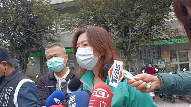 林静仪25日受访时打断记者提问，反问对方「你是在问问题，还是发表意见」。（陈淑娥摄）