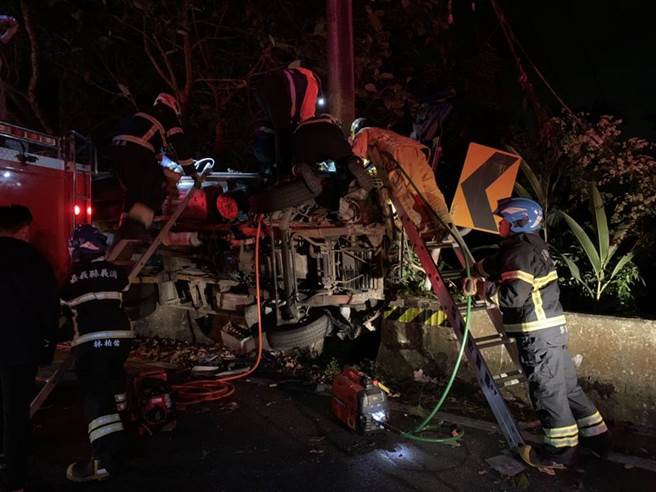 梅山36弯23弯处今天晚上发生一起小货车自撞车祸，1死1伤。（翻摄照片／张亦惠嘉县传真）
