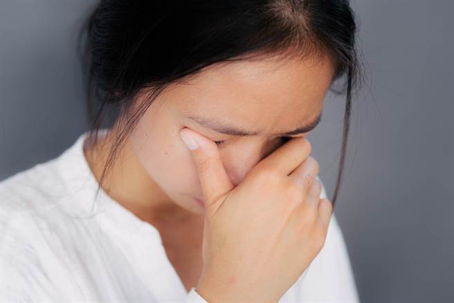 一名19岁年轻女孩因没胃口、眼球泛黄就医，医师一问才发现竟然是性行为惹祸。示意图非当事人。(图/达志影像)