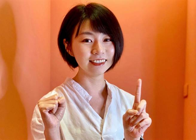 YouTube频道「懒钱包 Lazy Wallet」主持人抠抠分享如何靠存ETF打造「月配息日历」，月月都能领到零用钱。(翻摄自「懒钱包Lazy Wallet」官方粉丝团)