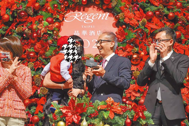 携儿耶诞点灯  晶华酒店集团董事长潘思亮2020年在美国添丁，今年将儿子接来台团聚。图／晶华酒店提供
