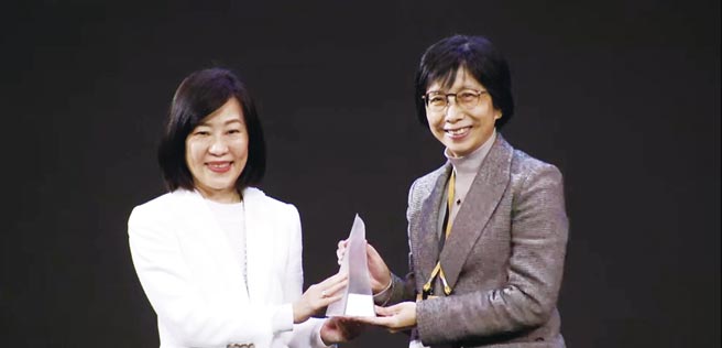 東元電機以「智慧噴霧防疫機器人」勇奪台灣精品金質獎，由東元電機邱純枝董事長（右）受獎。圖／東元提供