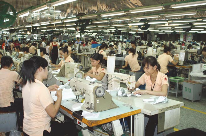 钰齐-KY旗下越南厂区前三季产能占比48％，图为越南厂制鞋鞋材车缝作业。图／刘朱松