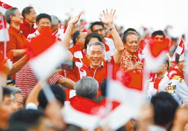 美国国务院23日宣布，美国总统拜登将主持线上「民主峰会」，有110国或地区受邀参与，但新加坡并不在列。图为星国总理李显龙。（路透）