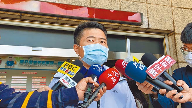 立委补选参选人顏宽恒受访回应台中港105号码头经营案。（王文吉摄）