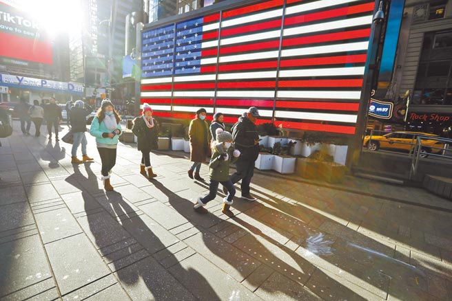 圖為紐約時報廣場來來往往的行人。 （新華社）