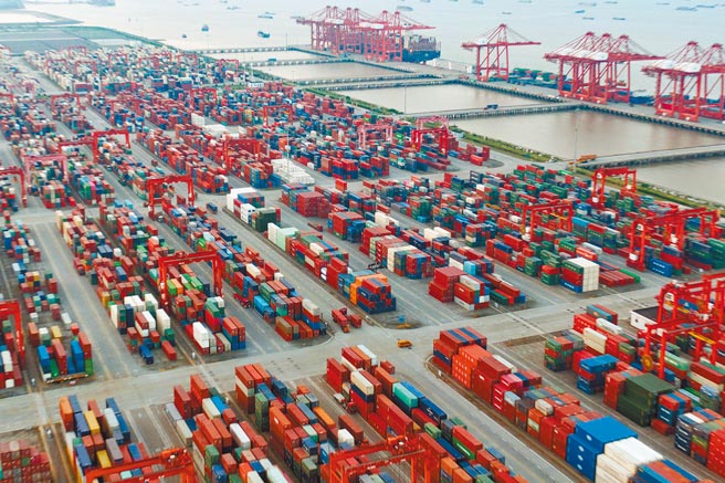 大陆商务部副部长任鸿斌表示，大陆外贸发展还存在许多隐忧，不能盲目乐观。图为江苏省苏州市太仓港集装箱码头。（中新社）