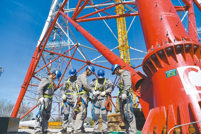 中共总书记习近平24日表示，要建设全国统一电力市场。图为安徽送变电工程人员在施工现场准备上塔作业。（新华社）
