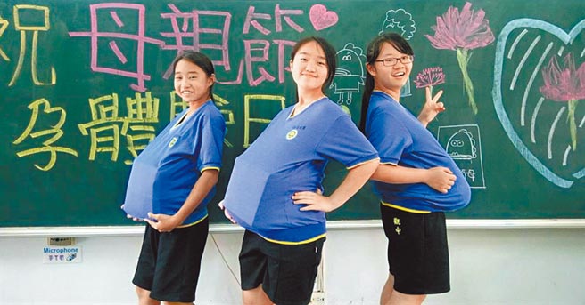 大观国中推动品德教育融入行事历中，在今年母亲节前夕办理学生怀孕体验，一整天将重物绑身上体验母亲怀孕的辛劳，获教育部品德教育特色学校奖。（新北市教育局提供／陈慰慈新北传真）