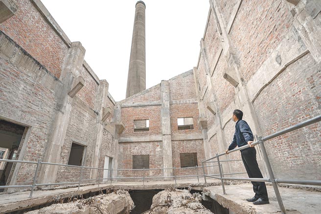 新竹市六燃厂房是现今全台少数仅存二战时期军事工业遗迹，高达60公尺的大烟囱为醒目地标。（新竹市政府提供／邱立雅竹市传真）