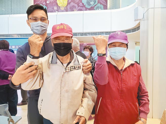 云林县古坑乡93岁的阿公戴上智能手环，以后就不怕走失找不到人，身旁是他的孙子与媳妇。（周丽兰摄）