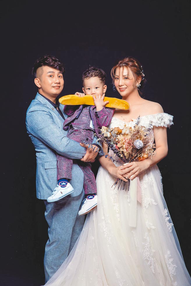 郭婷筠（右起）與兒子及老公彭正日前拍攝婚紗照，彼此互動甜蜜幸福。（聖羅雅婚紗提供）