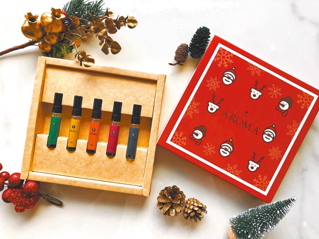 A'ROMA P限量耶誕包裝香水禮盒，原價790元下殺6.3折，499元。（Pinkoi提供）