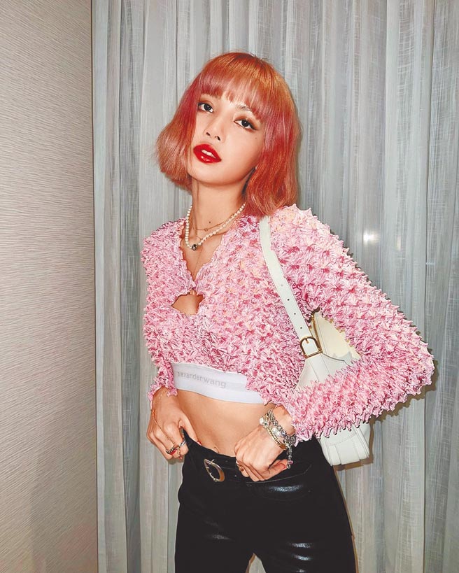 韓星LISA穿的alexanderwang短款絞染開衫，1萬3800元，在BREEZEONLINE輸碼再享折扣。（微風提供）