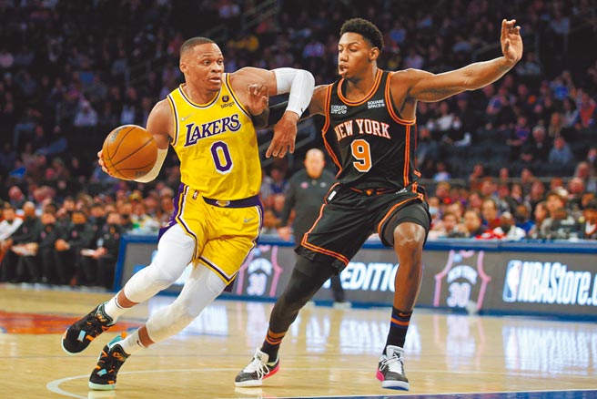 明星控衛韋斯布魯克（左）獨木難撐大局，湖人征戰麥迪遜花園廣場踢到鐵板。（路透）