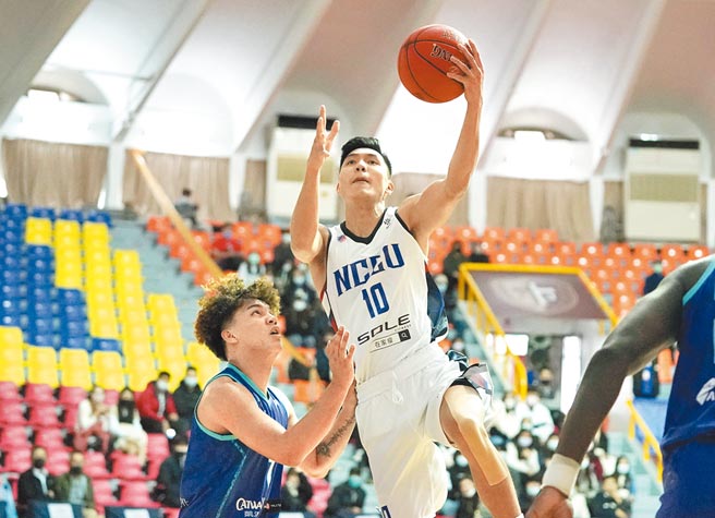 政治大學王凱裕（右）昨日對文化大學攻下14分，並在隊友妙傳下完成空中接力灌籃。（大專體總提供）