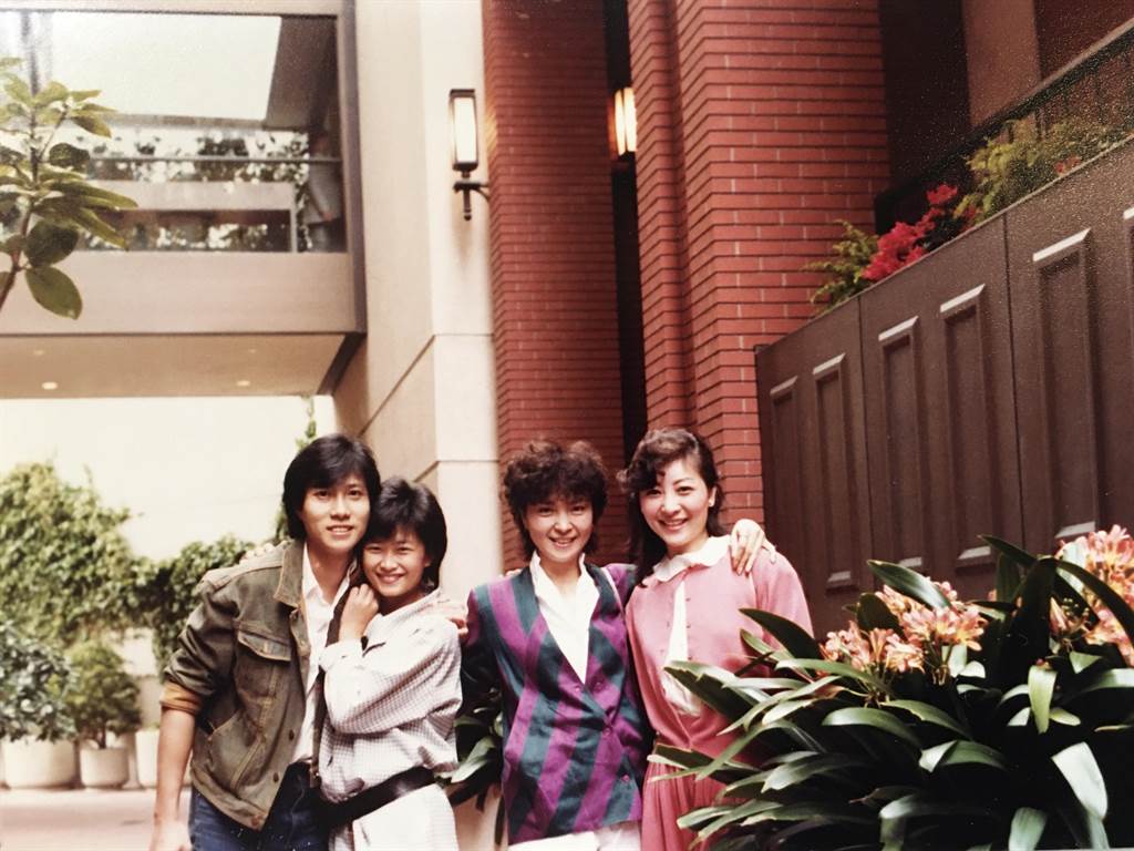 潘安邦（左起）當年帶王志翔及好友陳淑麗、杜愛蒂在舊金山出遊。（王志翔提供） 