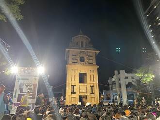上萬個紙箱堆疊重現台南地方法院方形高塔 獲民眾協助晚間9點宣告完工