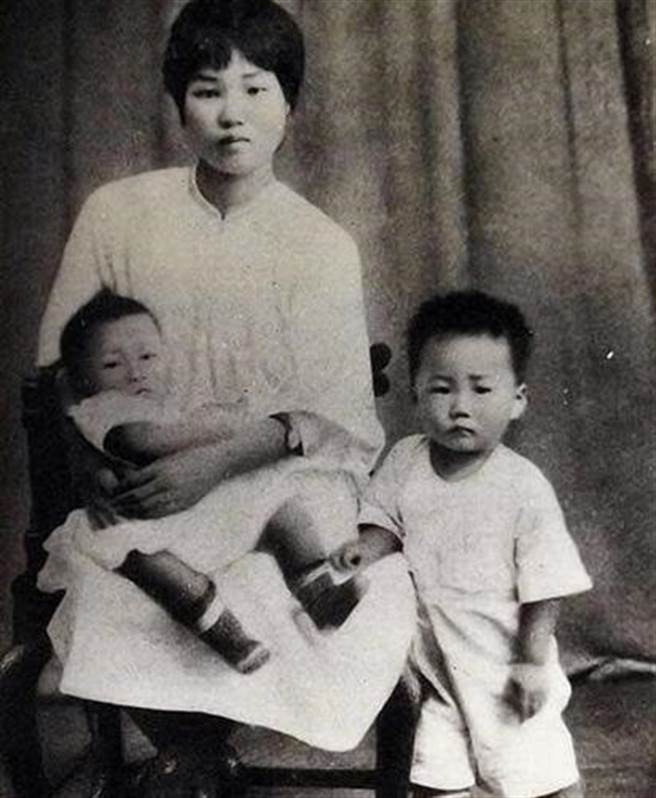 毛岸英是毛泽东首任妻子杨开慧所生3子中的长子，毛泽东早年参加革命，杨开慧带着3个儿子则是颠沛流离，么儿毛岸龙因病早夭，杨开慧死后，毛岸英（右）与毛岸青还过了一段流浪的苦子。（图／网路）