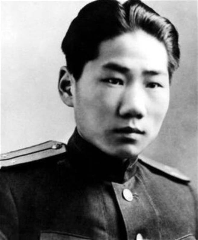毛岸英自幼在苏联长大，进入苏联军校就读，曾参加过苏联卫国战争抵抗纳粹入侵。1946年返回中国，于1949年结婚，隔年参加抗美援朝才刚开始就遭轰炸牺牲了性命。（图／网路）