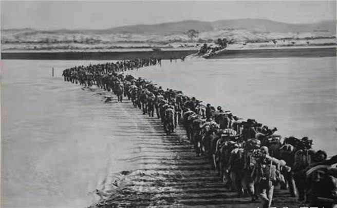 中共1950年发起「抗美援朝」时，毛泽东鼓励毛岸英参加，志愿军总司令彭德怀百般不愿意，最后拗不过毛泽东父子，才同意让毛岸英在司令部里担任俄文翻译兼秘书。图为抗美援朝大军越过边界进入北韩。（图／网路）