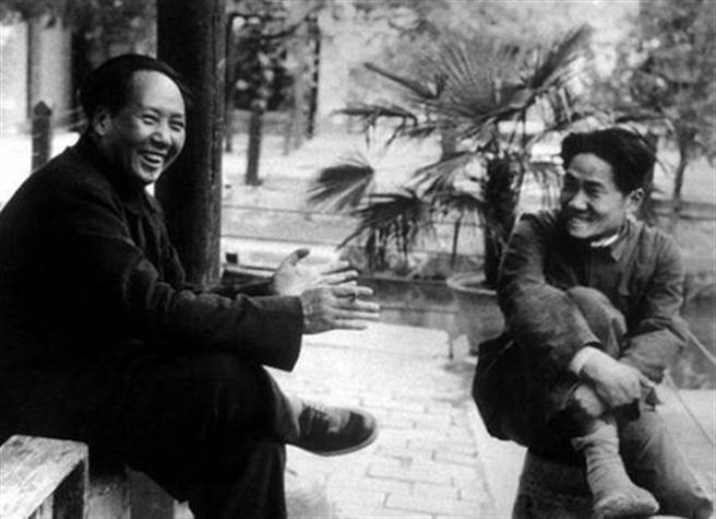 毛岸英死讯传来，毛泽东表面镇静，实则内心极为伤痛。许多人认为毛岸英的死对毛泽东有很大的改变，甚至于影响了中共后来的政治局势发展。图为毛泽东与毛岸英。（图／网路）