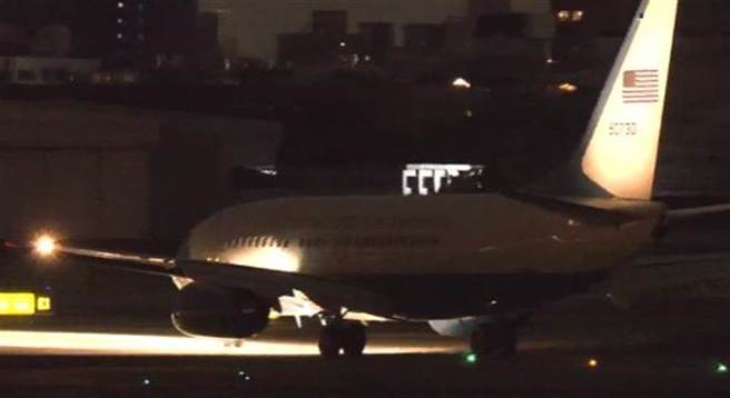 美国联邦眾议员高野（Mark Takano D-CA）、丝拉金（Elissa Slotkin D-MI）、欧瑞德（Colin Allred D-TX）、洁卡珀丝（Sara Jacobs D-CA）及梅丝（Nancy Mace R-SC）偕国会幕僚共17人，今晚搭乘美国行政专机访问我国。（民眾提供）