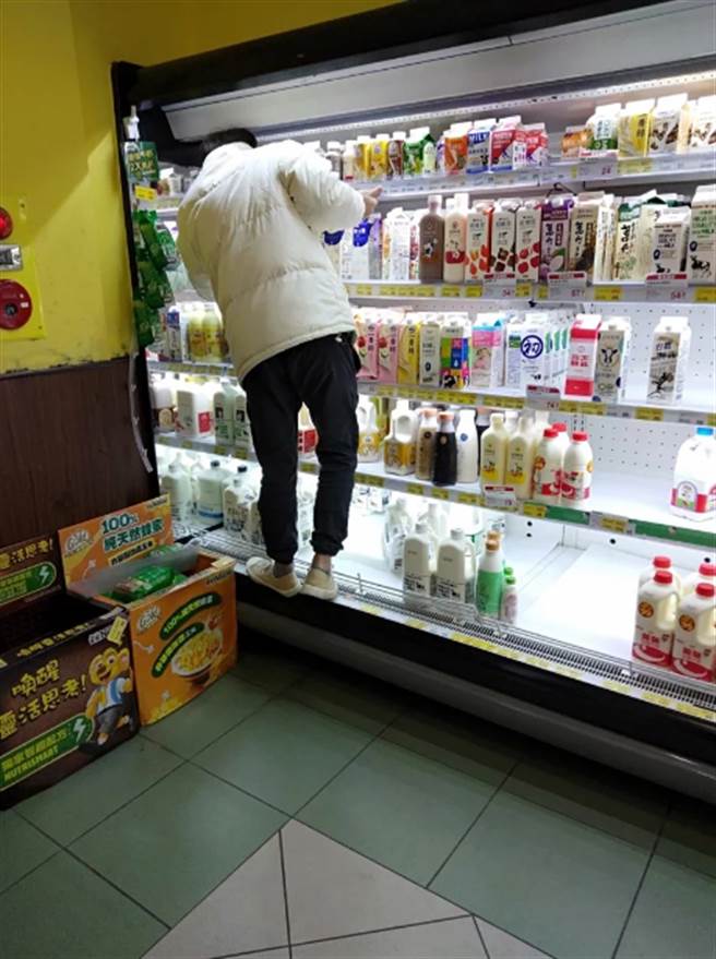 一名網友驚見有人站在冰櫃上，直呼不可思議。（翻攝臉書）