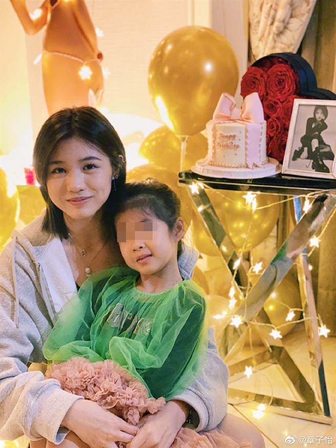汪曼熙抱着妹妹醒醒。（图／翻摄自章子怡微博）