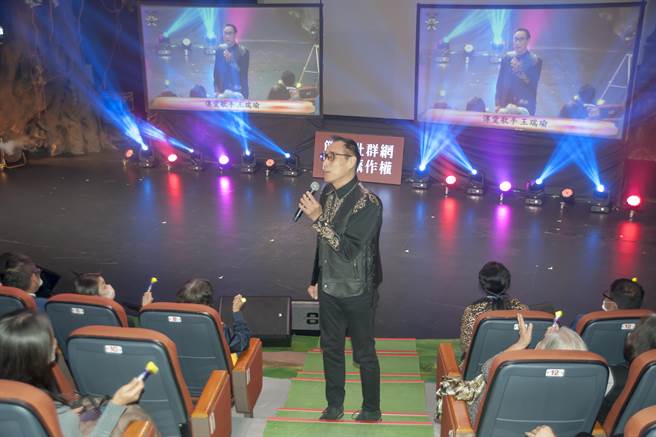 民歌王子王瑞瑜一首《往事只能回味》帶入志工走入時光隧道。（攝影喜朵力 張曜）