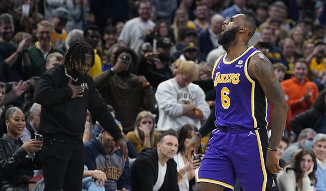 詹姆斯遭球迷咒罵(美聯社資料照)