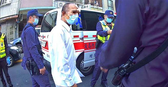 北區某早餐店屢遭林男（中）持菜刀揮舞、鎖頭攻擊店家，砸車、推倒機車。（讀者提供／張妍溱台中傳真）