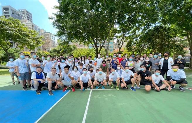 周羿昕除了享受与人互动、时间自由的工作过程，下班后更与同事组队打篮球，维持身体健康。(图/永庆不动产提供)