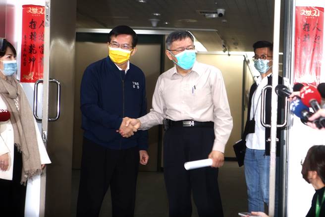 交通部長王國材26日赴台北市政府與市長柯文哲面談，討論基隆捷運規畫。（鄧博仁攝）
