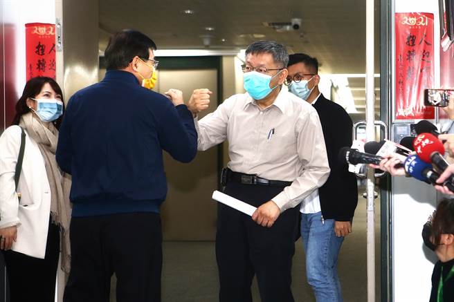 交通部長王國材26日赴台北市政府與市長柯文哲面談，討論基隆捷運規畫。（鄧博仁攝）
