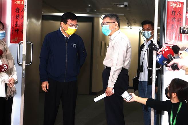 交通部长王国材26日赴台北市政府与市长柯文哲面谈，讨论基隆捷运规画。（邓博仁摄）
